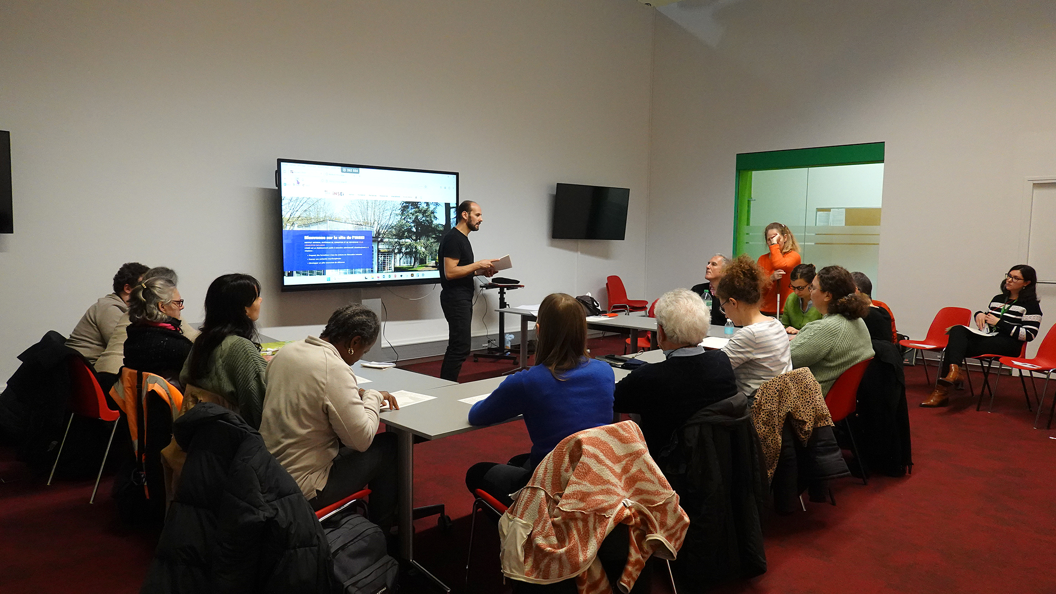 Sale de l'atelier avec les participants vus de dos