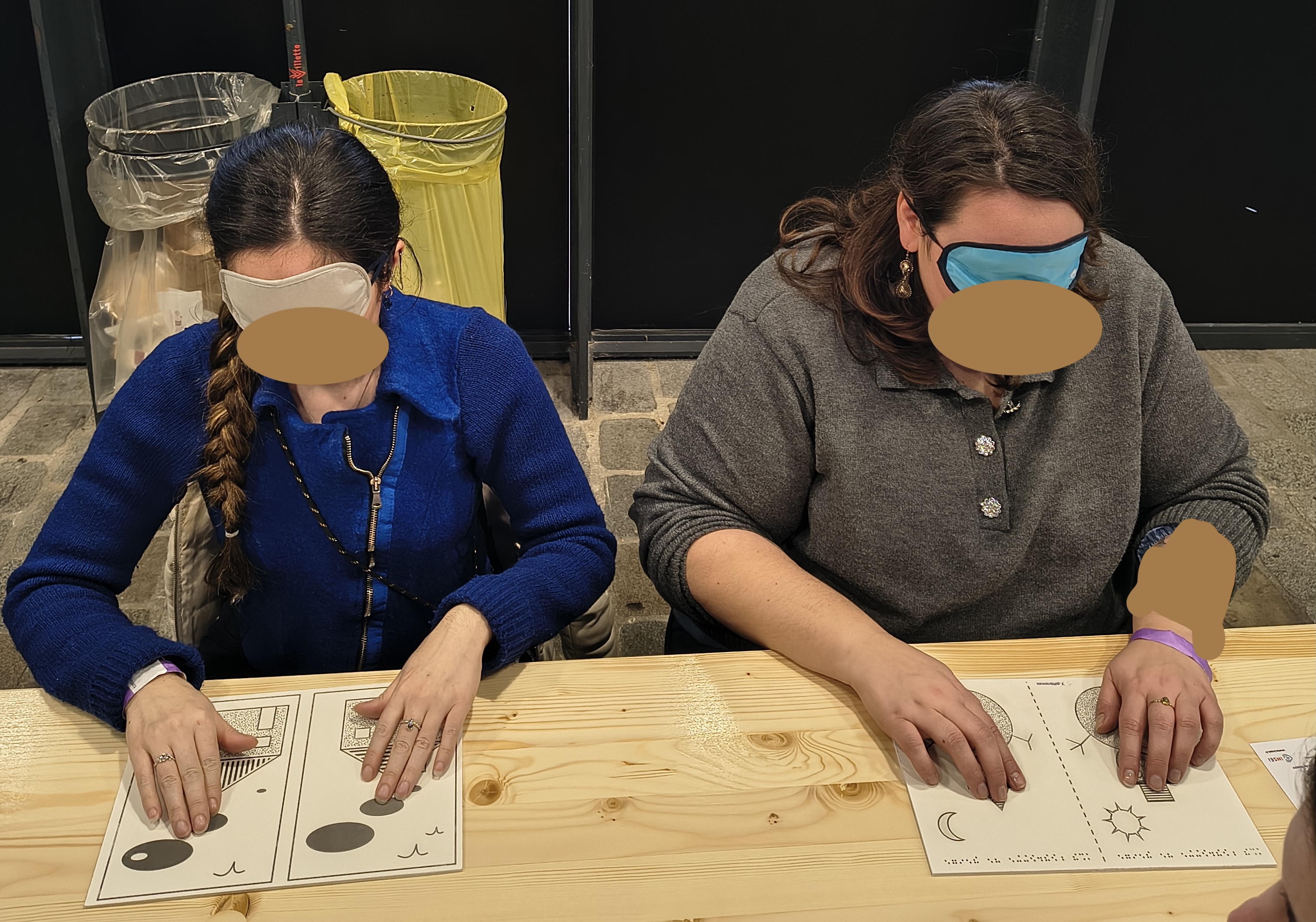 Deux participantes jouent au jeu des différences