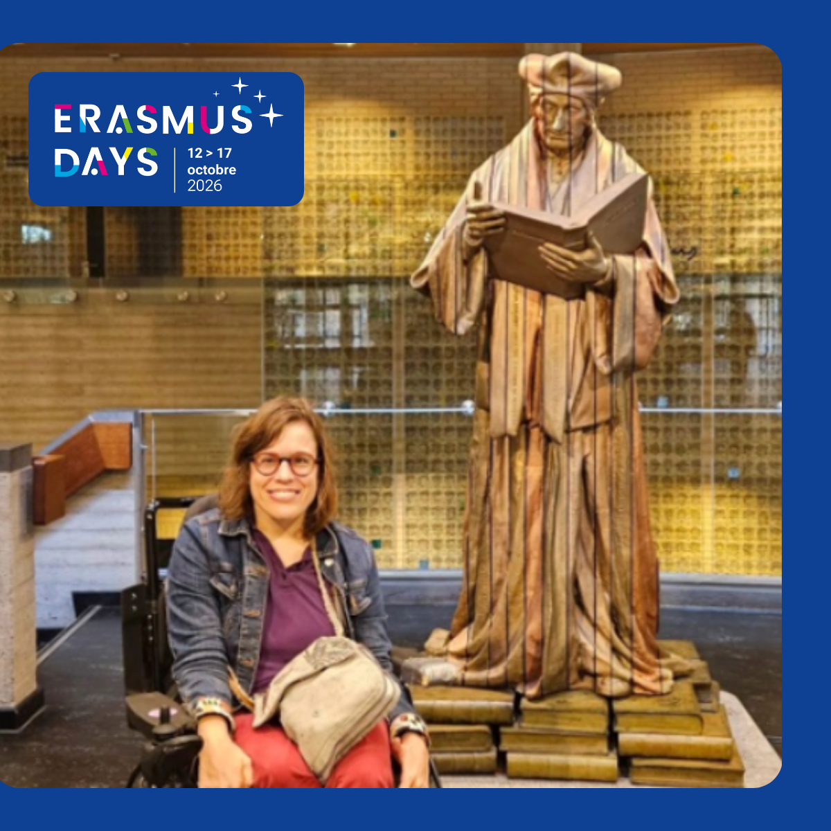 Jennifer Carmichael aux côtés de la statue d’Érasme, à l’Université Érasme de Rotterdam