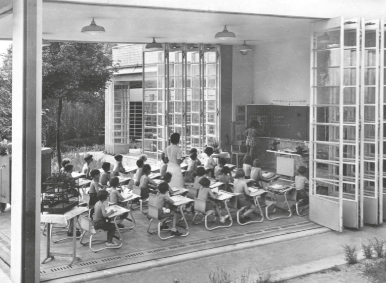 photo d'une salle de cours dans l'école de plein air