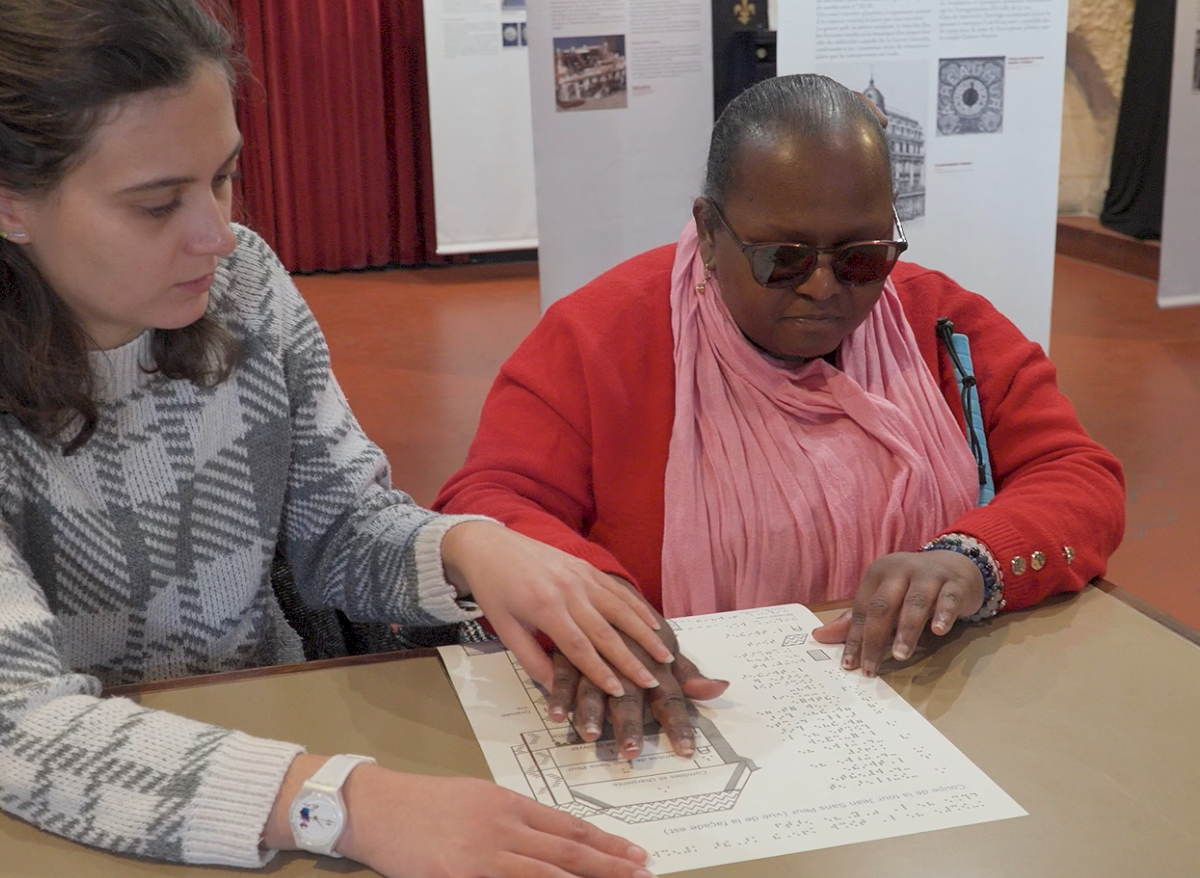 Un binôme explore la coupe de la tour Jean Sans Peur