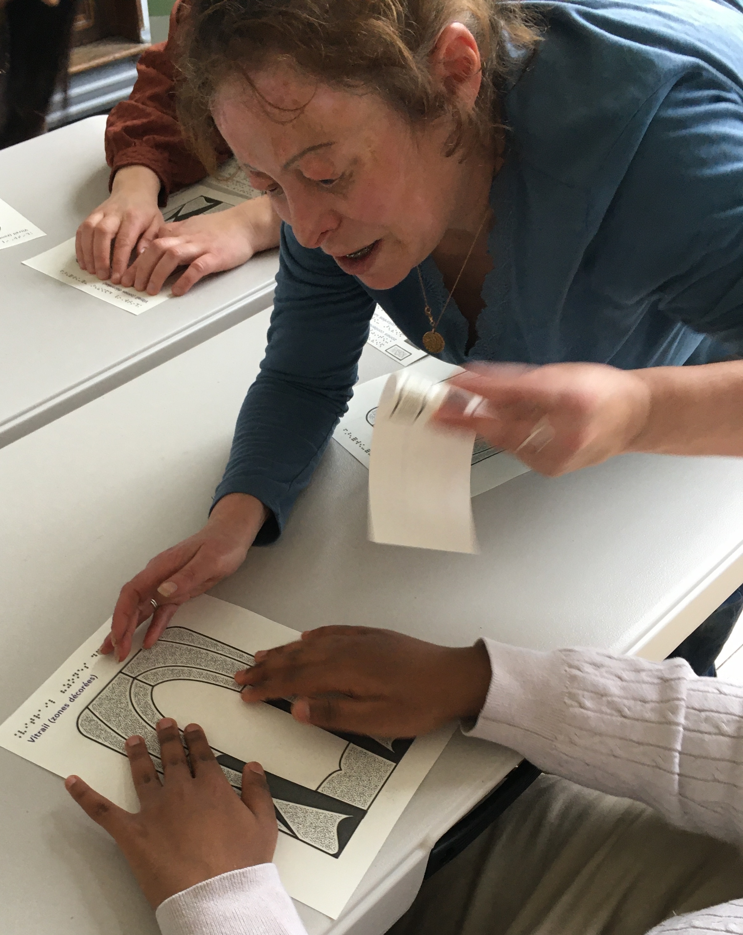 Participante aidant un autre participant dans la découverte d'une image tactile