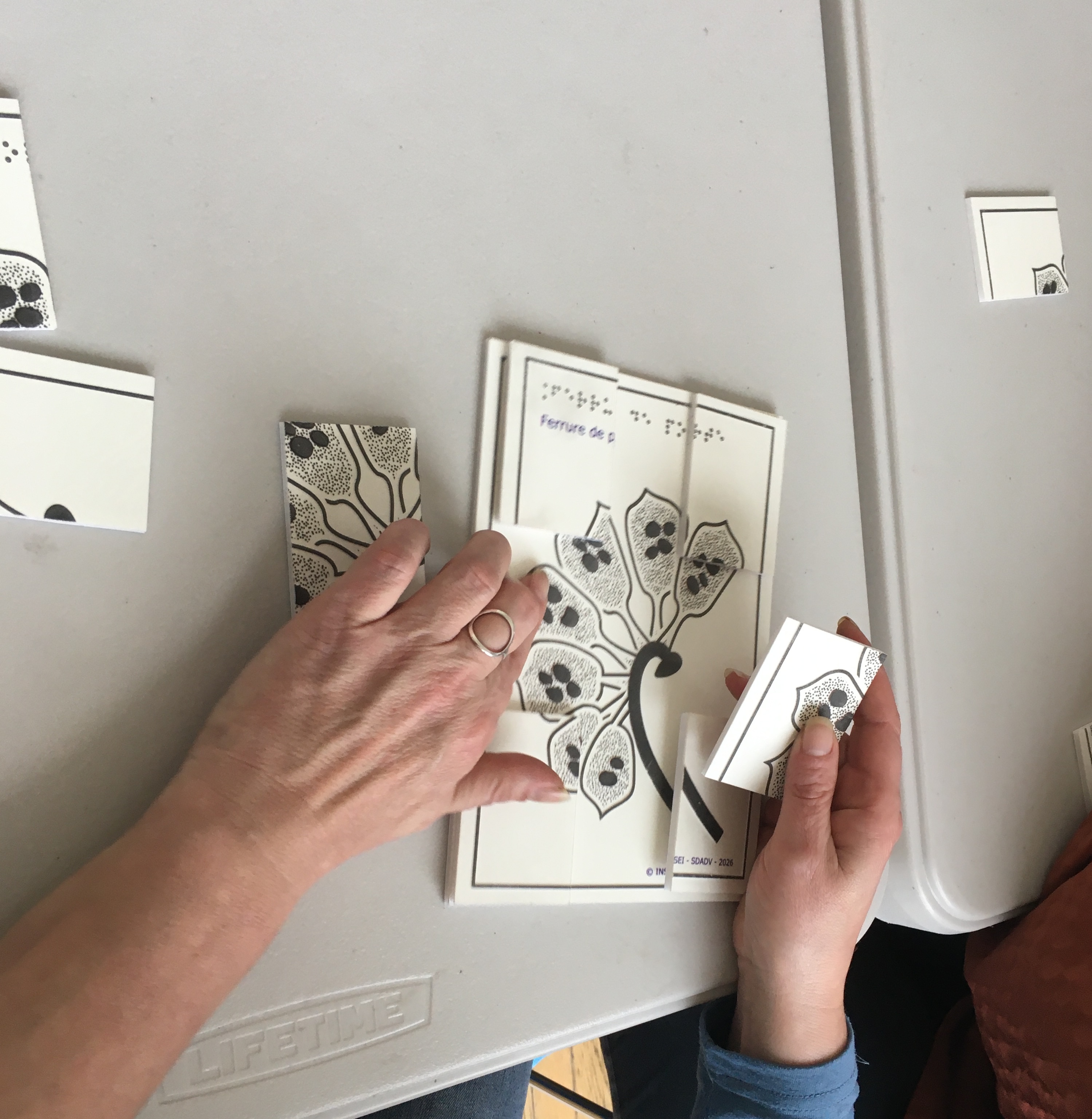 Participant exécutant un puzzle tactile