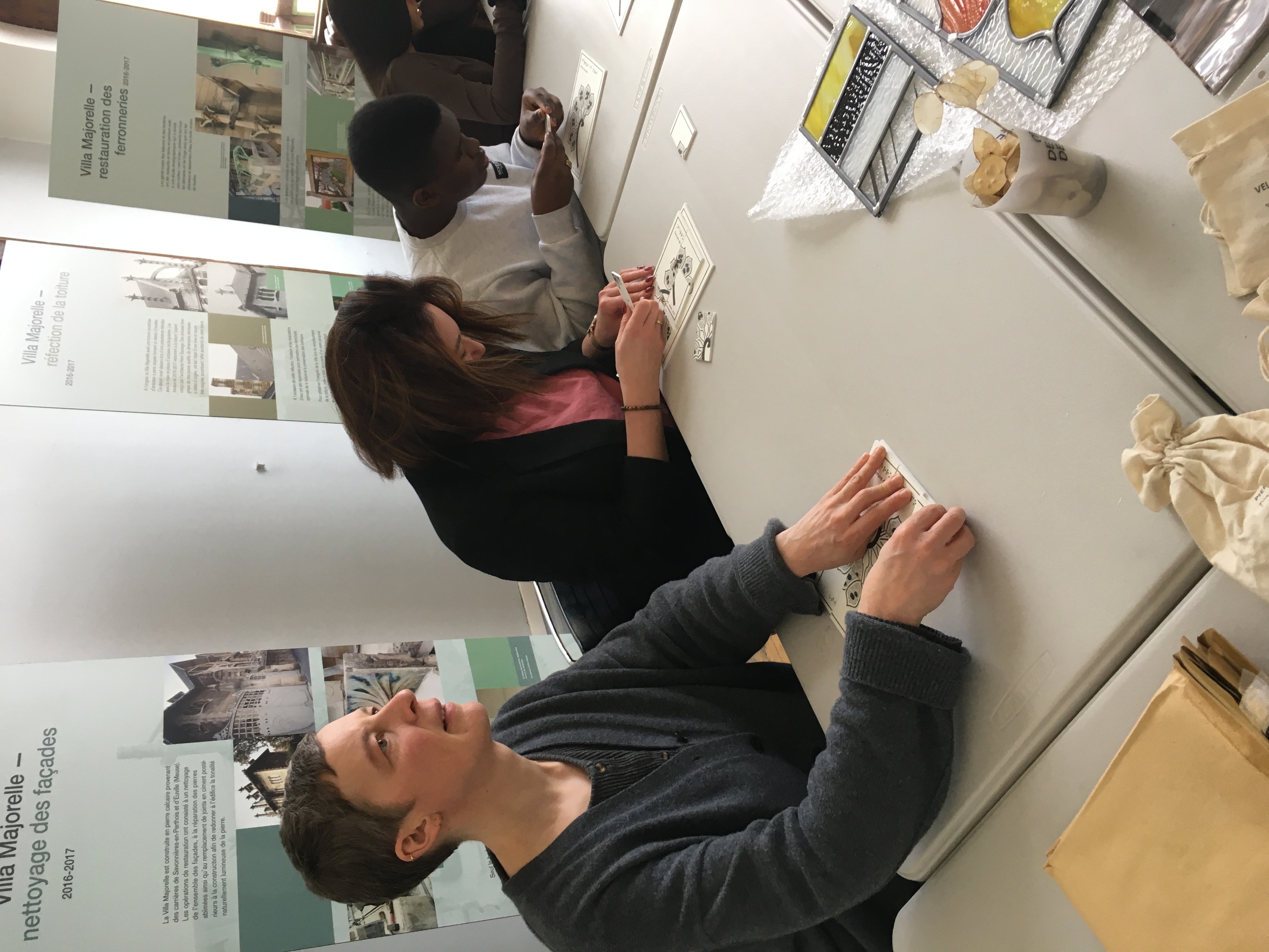 Participants exécutant un puzzle tactile