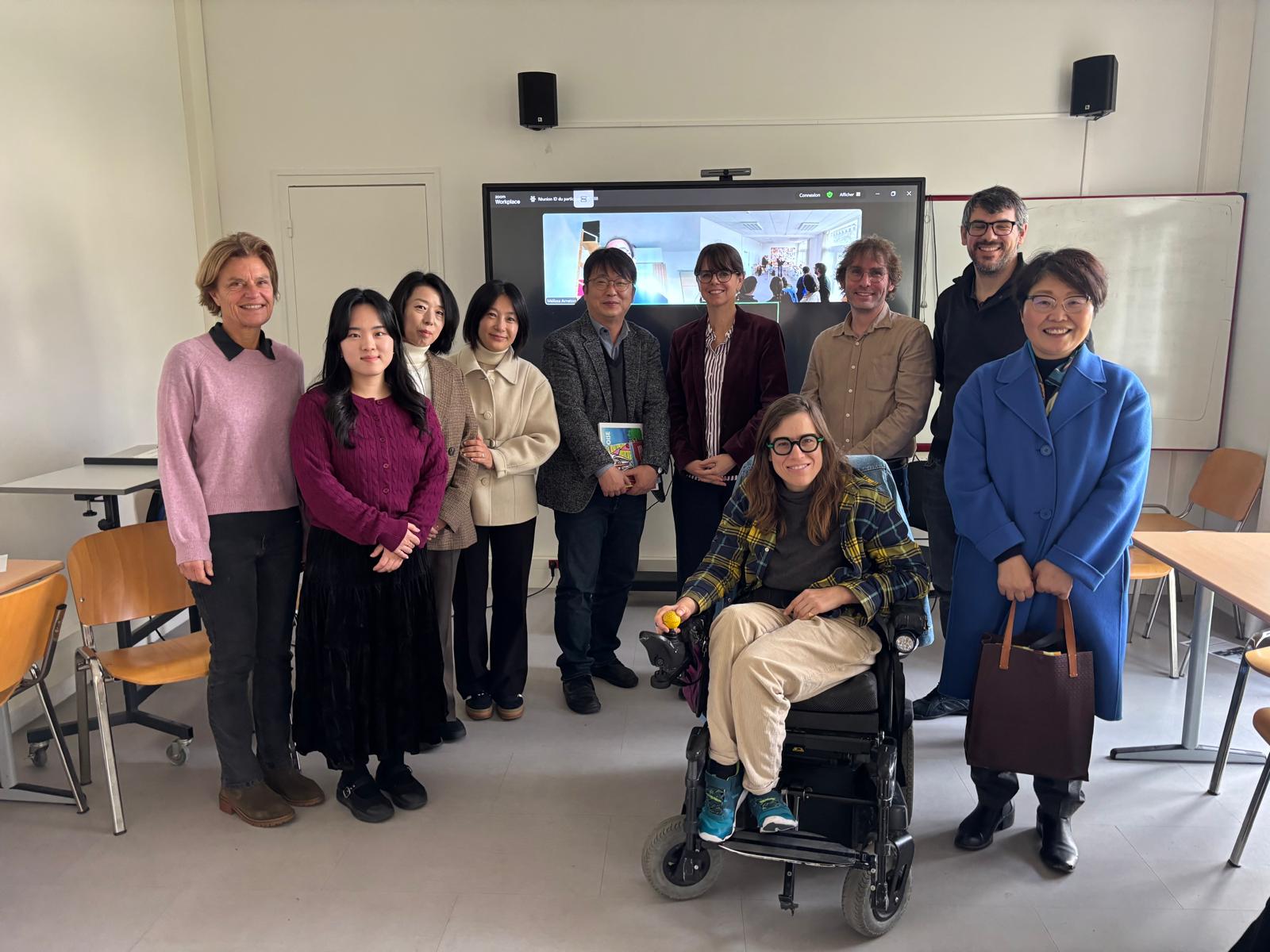 Membres de la délégation de Corée du sud avec une partie de l'équipe de l'INSEI