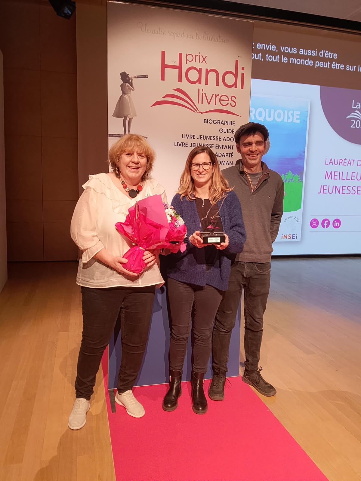 Clémentine Fave, Anne Vanbbrughe et Eric Martin qui tiennent le trophée Handilivres