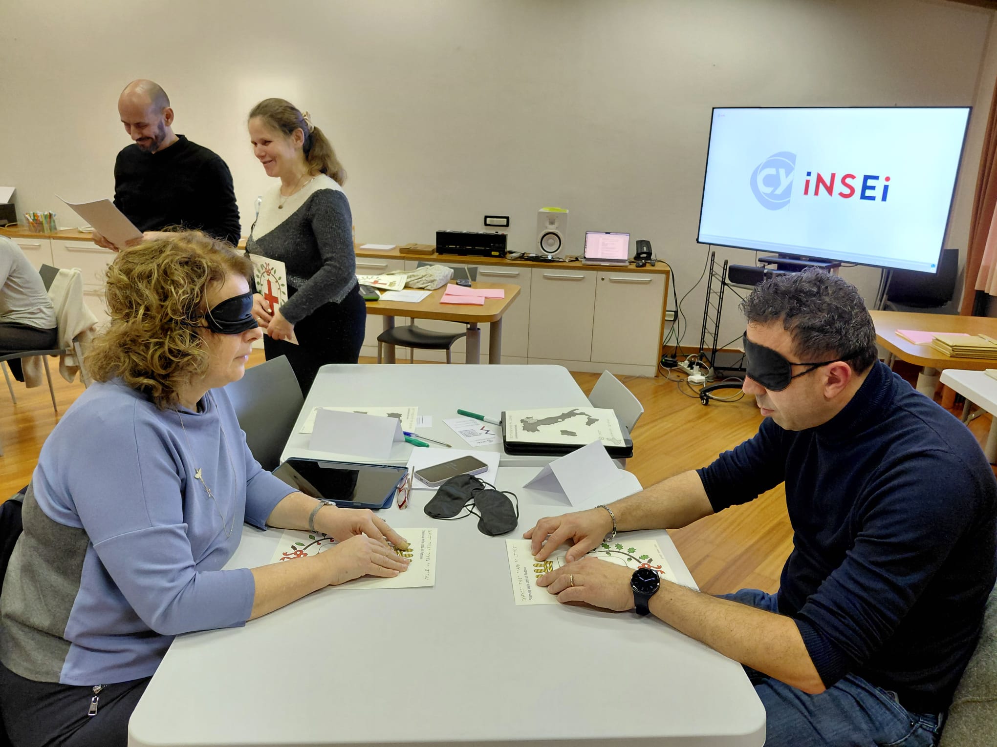 Deux participants explorent le blason de la ville de Padoue