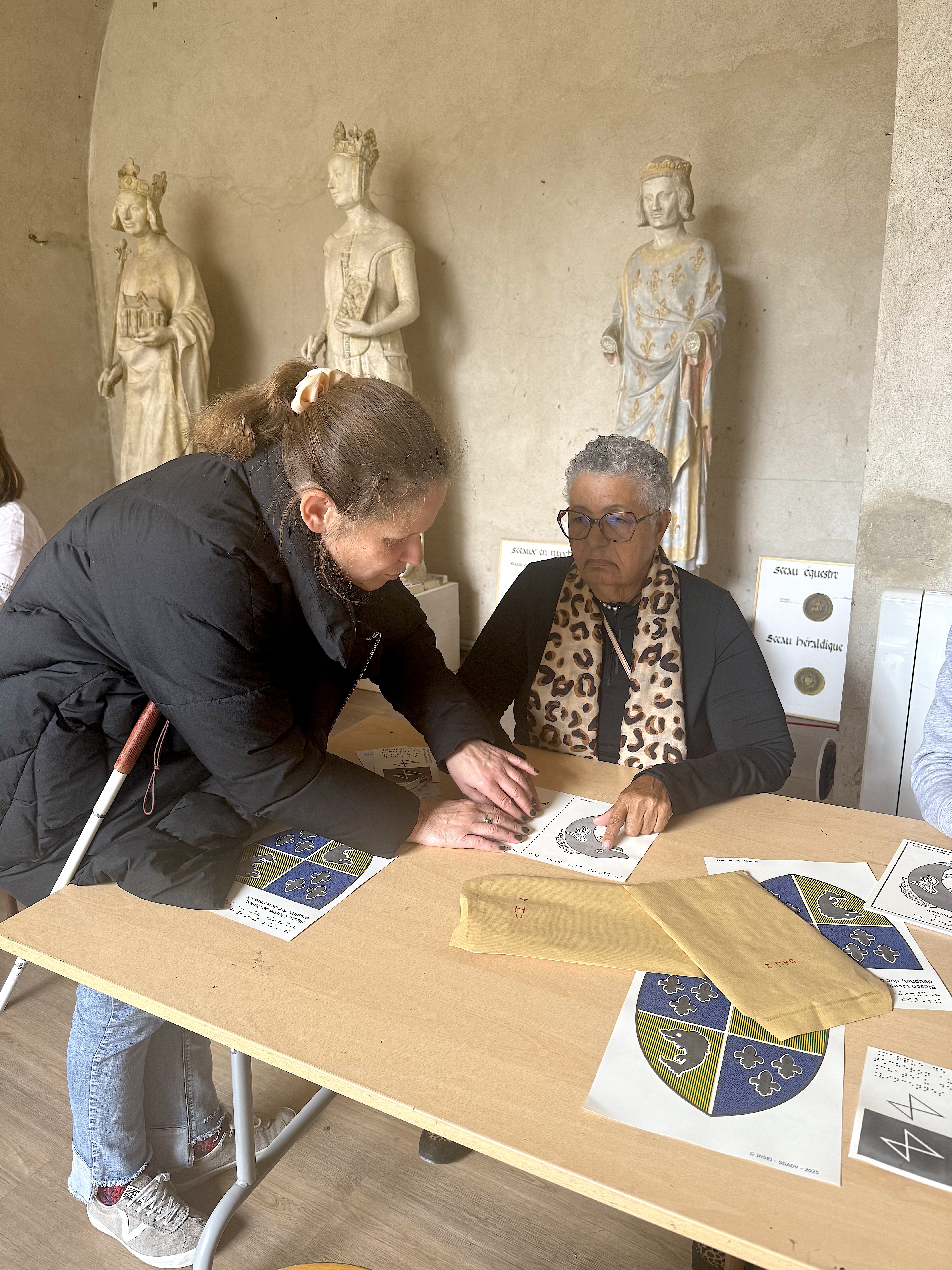 Participante avec un un jeu des différences (le dauphin de Charles V)