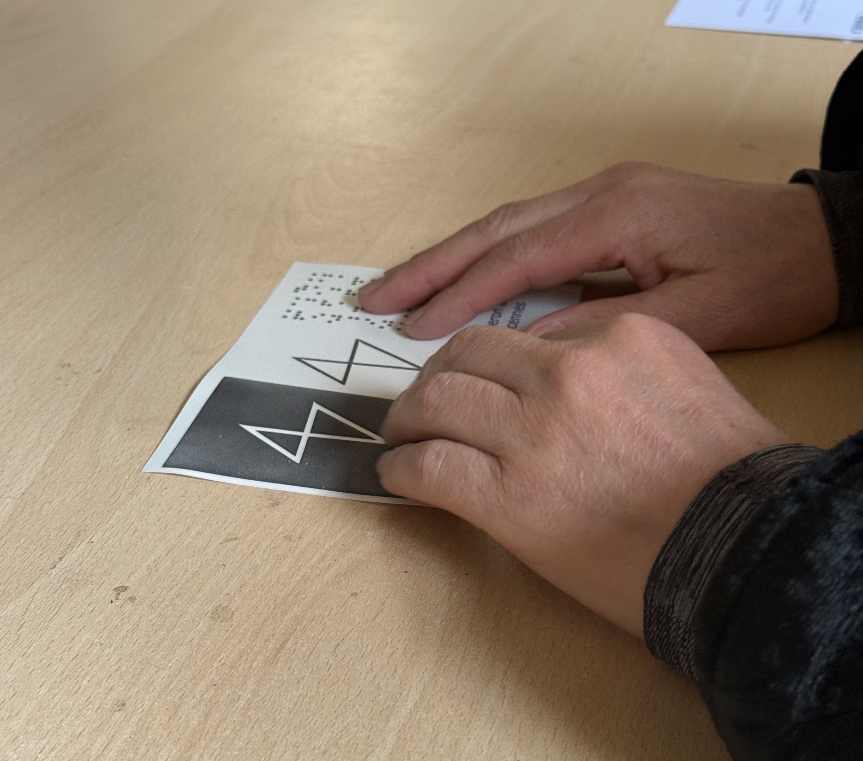 Mains expirant une marque de tailleur de pierre reproduite en relief