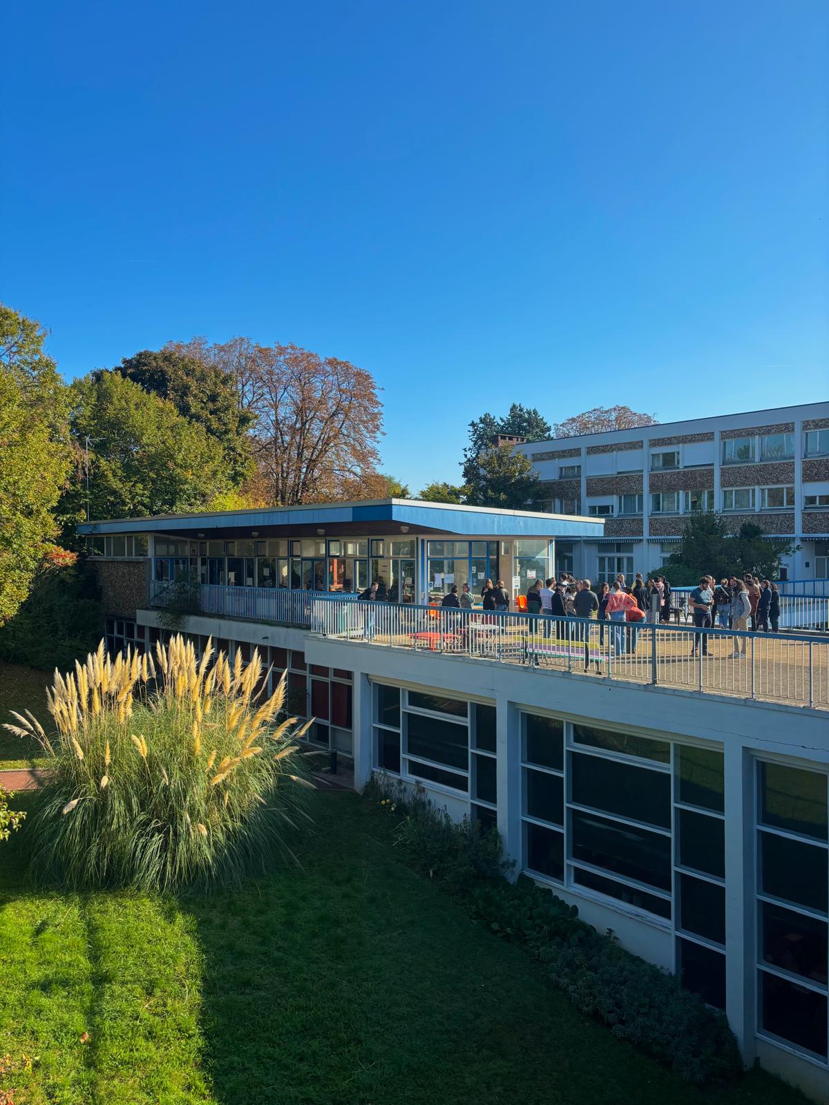 Stagiaires CAPPEI sur le parvis de l'INSEI