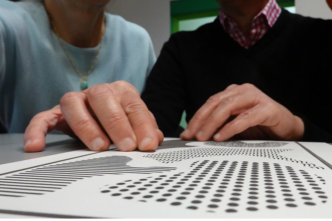 Personne qui lit un document en braille