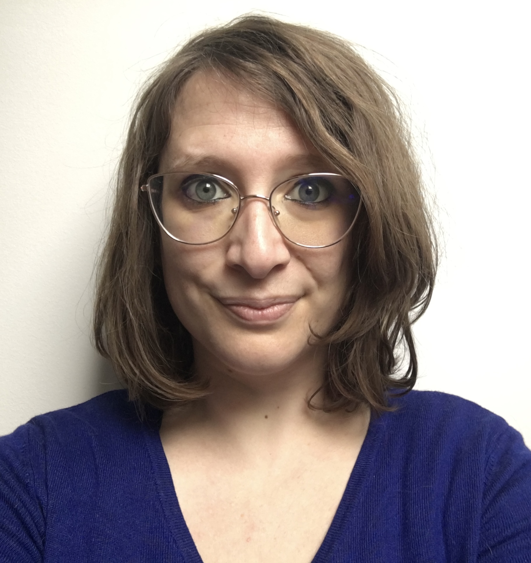 Photo de femme avec les cheveux mi longs, yeux bleus, lunettes