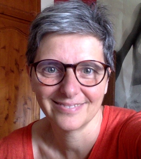 portrait de femme cheuveux courts poivre et sel souriant 