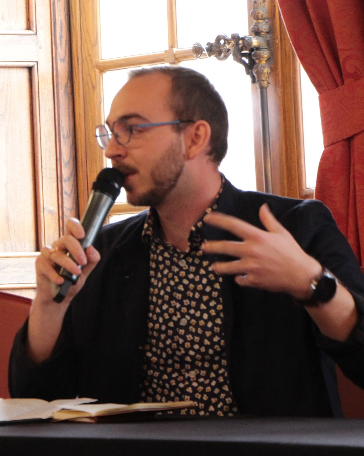 Joris Llobéres en train de parler lors d'une conférence