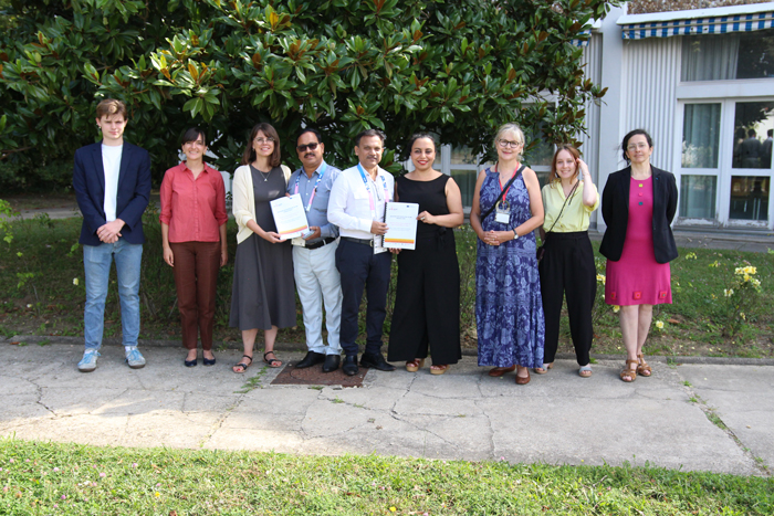 Visite des officiels indiens : photo de groupe en extérieur (Shri. Subhash Phal Dessai, le ministre de la justice sociale et de l'émancipation des personnes handicapées de l'État de Goa et Guruprasad Pawaskar, le commissaire aux droits des personnes handicapées.) 29 août 2024