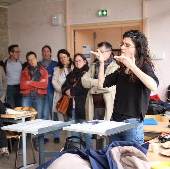 Katia - performance LSF dans la salle Montessori