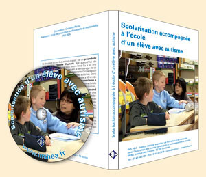 Jaquette du film "Scolarisation accompagnée à l’école d’un élève avec autisme" illustrée par une photo d'une élève avec son AVS dans une classe.